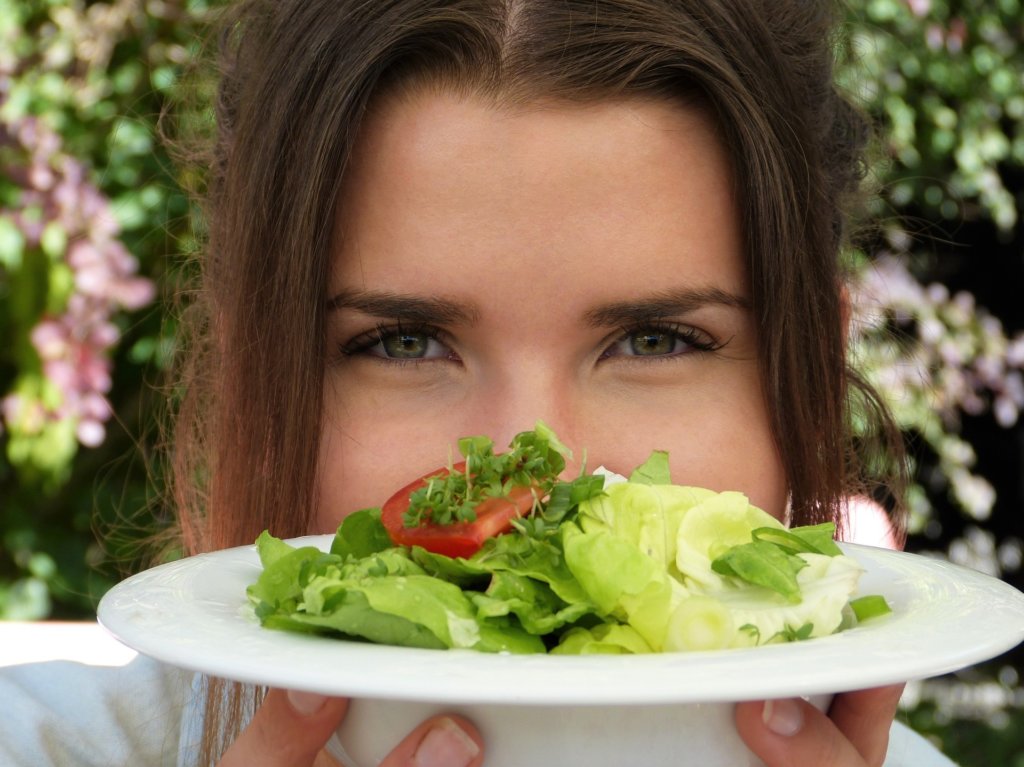 Cure astigmatism naturally by eating the right food and following a healthy lifestyle