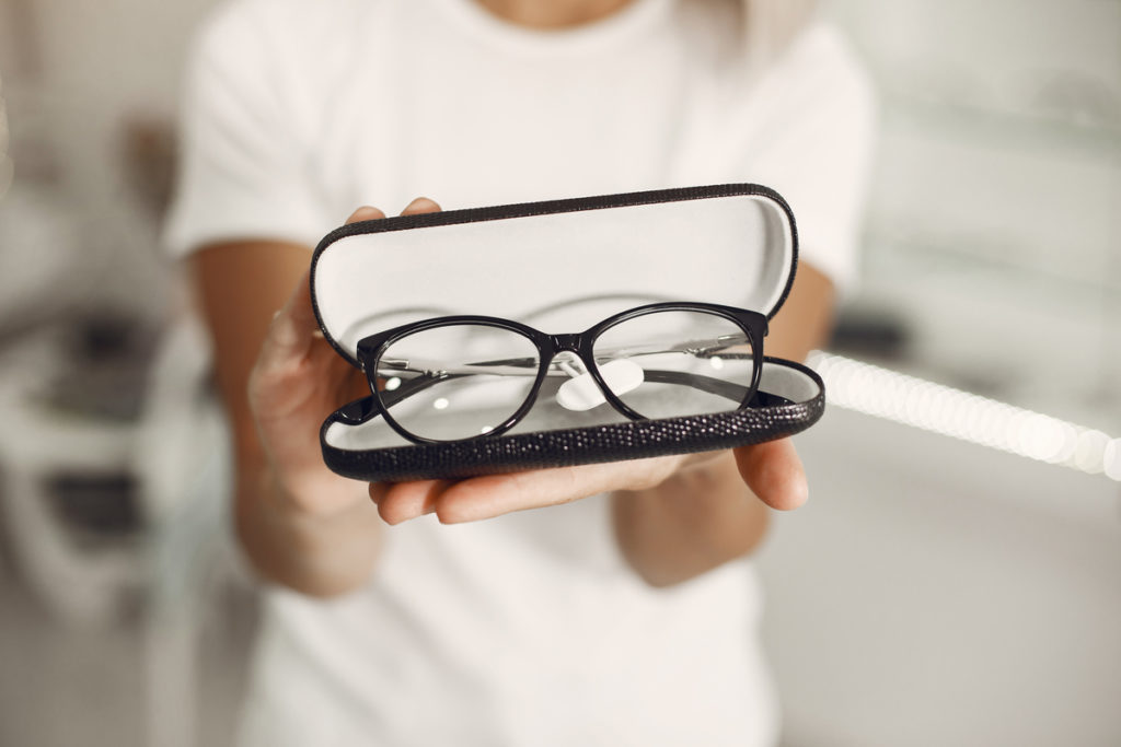 How to clean glasses properly